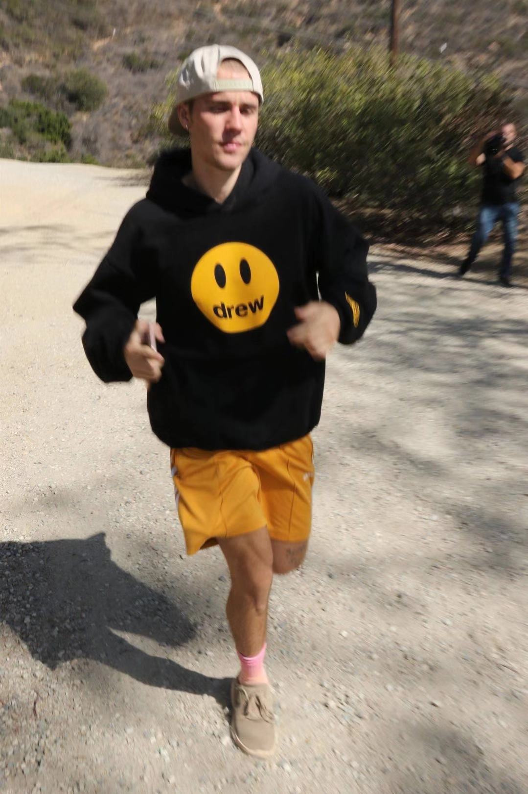 Justin Bieber现身洛杉矶跑步 平头清爽阳光十足