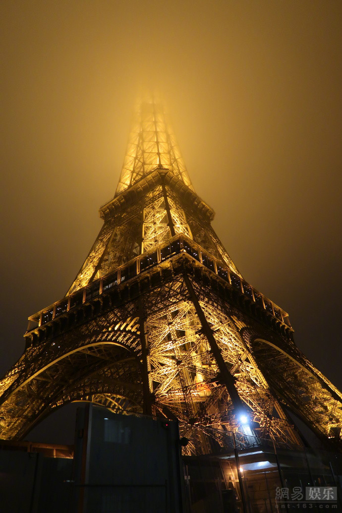 林允晒巴黎游玩照 与铁塔合影十分俏皮可爱