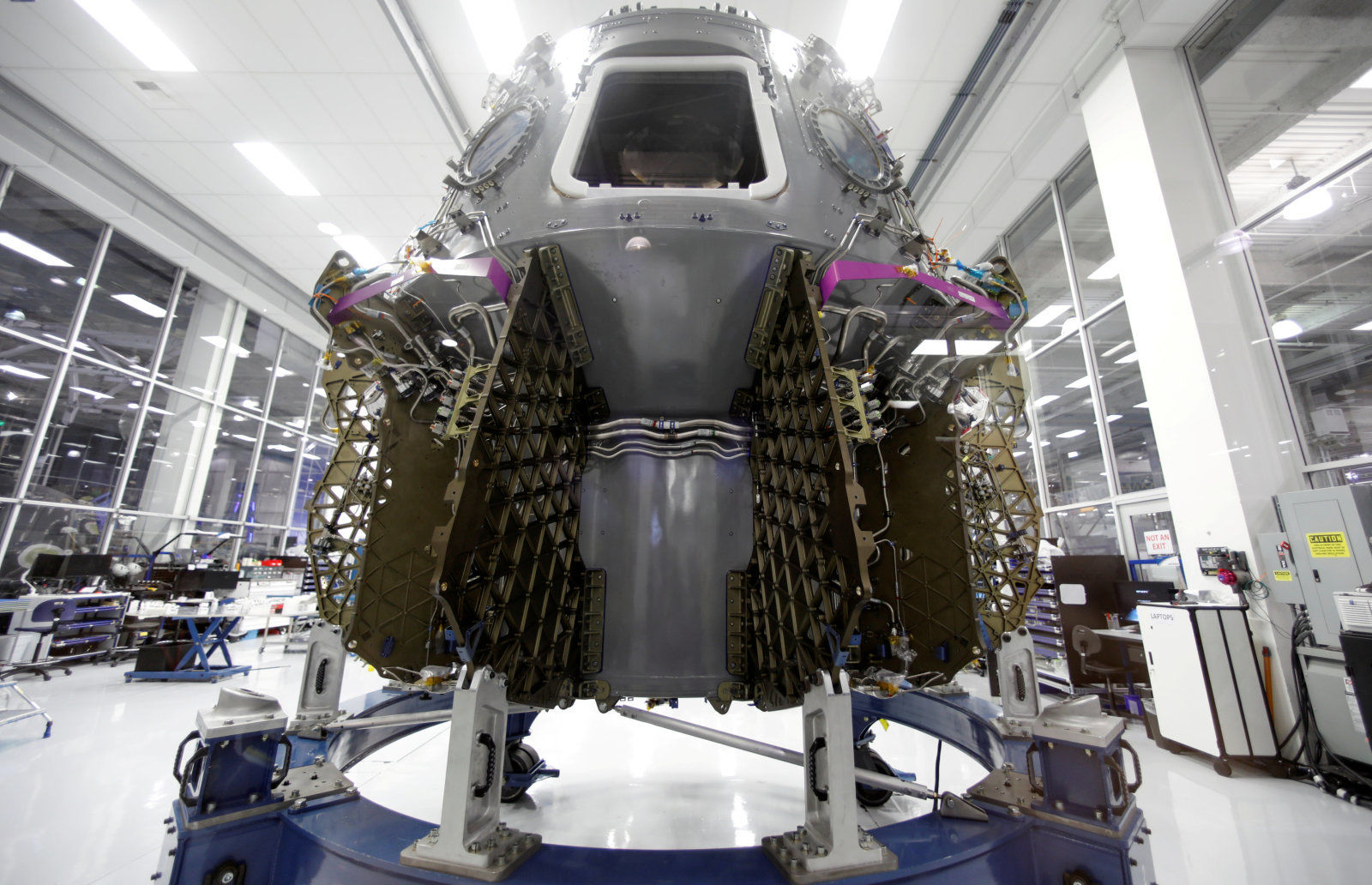 NASA 定下 SpaceX 载人舱的测试时程