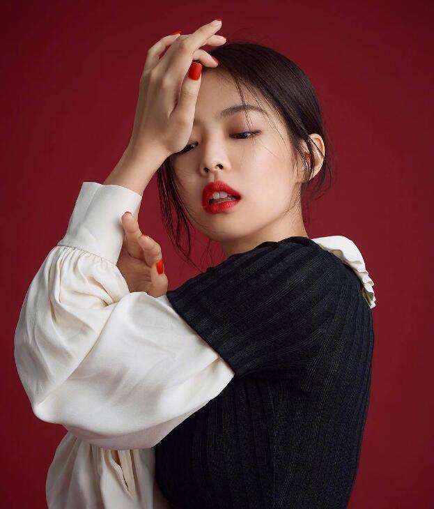 “人间香奈儿”Jennie 行走的穿搭范本