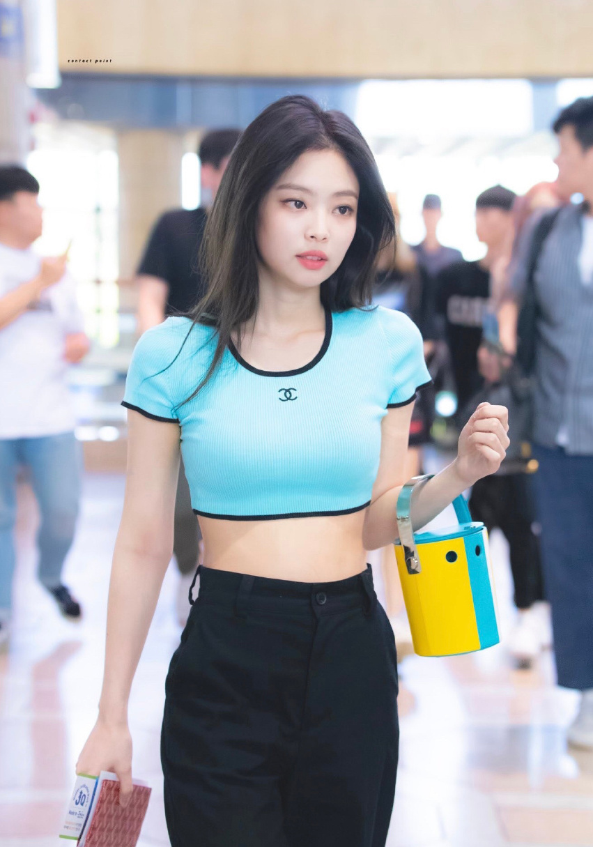 “人间香奈儿”Jennie 行走的穿搭范本