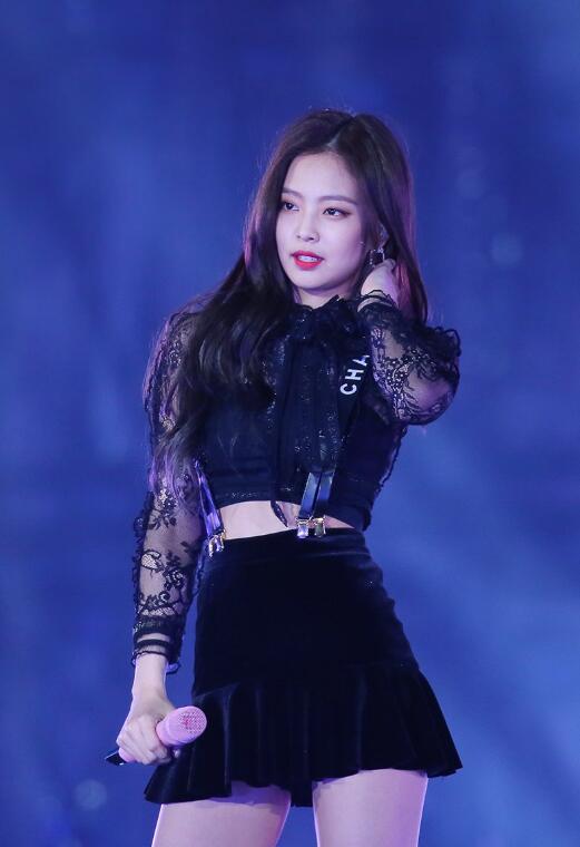 “人间香奈儿”Jennie 行走的穿搭范本