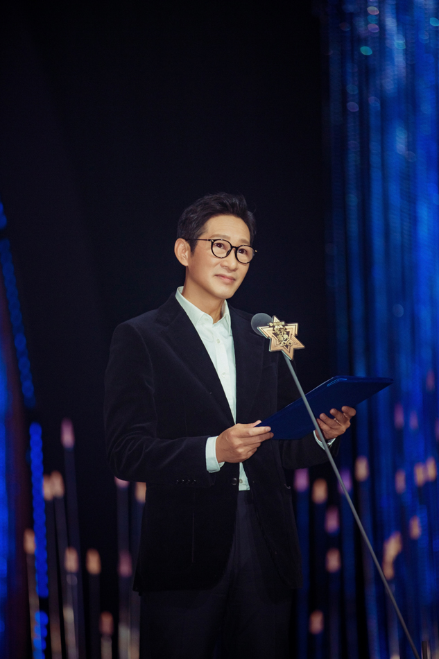 王劲松出席星光盛典 荣获年度品质电视剧演员大奖