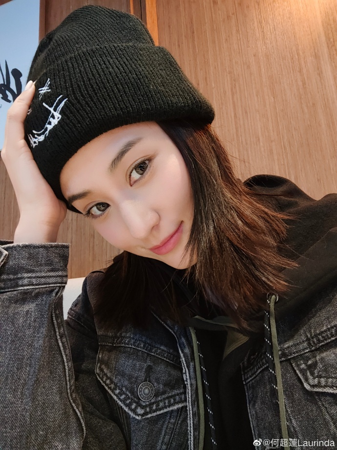 何超莲戴毛线帽歪头自拍笑容超甜