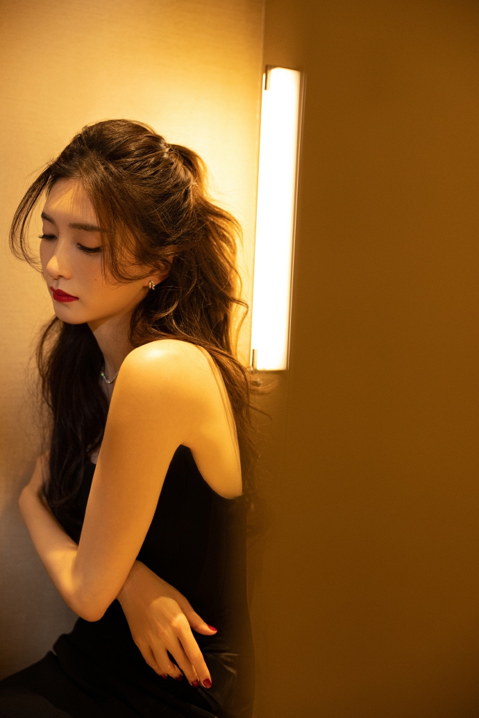 江疏影穿鱼尾长裙锁骨吸睛 上演绝美侧颜杀