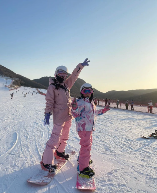 李小璐携甜馨滑雪 打扮粉嫩似姐妹