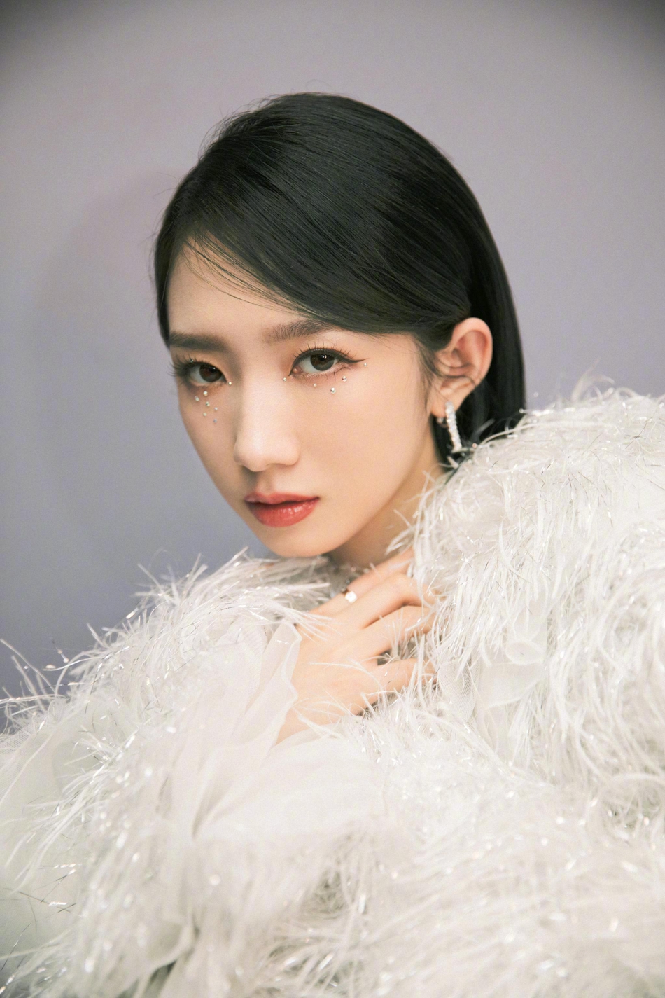 孟美岐跨年舞台造型曝光变身冰雪公主