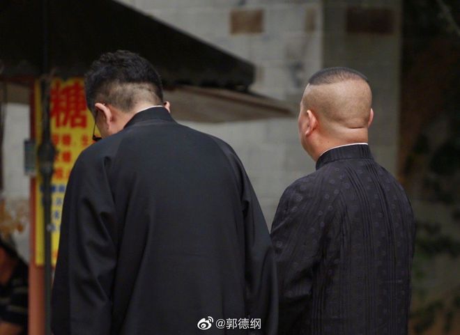 郭德纲晒两人背影为52岁于谦庆生 自改诗文情意浓