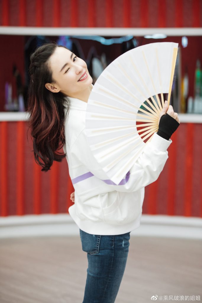 张柏芝拿扇子半遮面 皮肤白嫩女神范十足