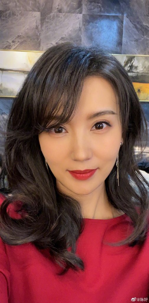 ＂万人迷＂陈好玩自拍 戴流苏耳环气质优雅
