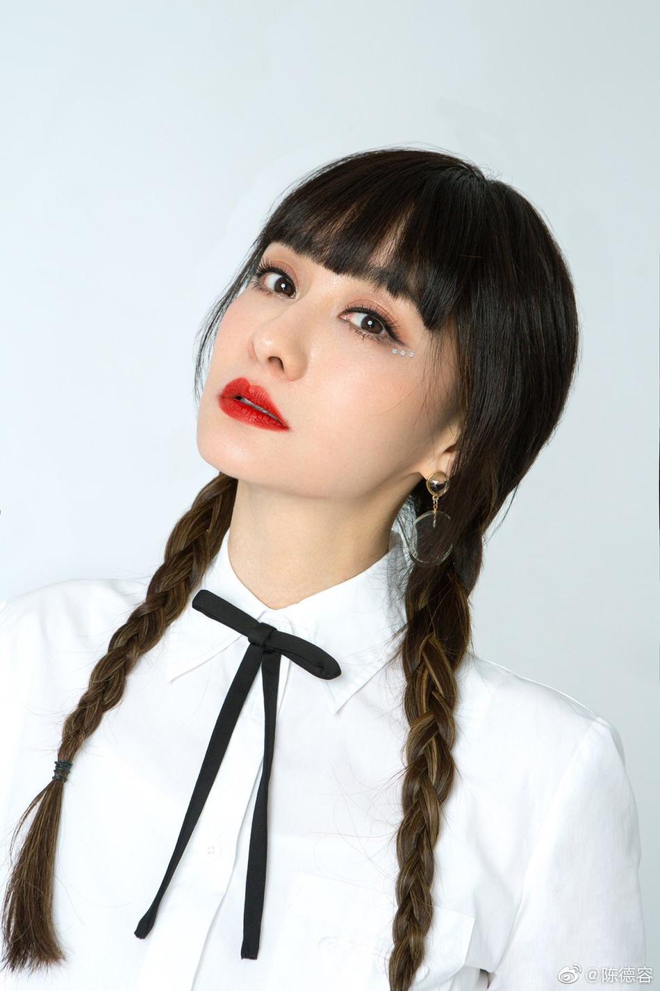 陈德容晒少女风写真 扎麻花辫穿制服裙