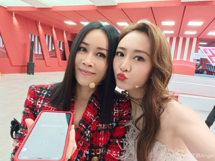 王鸥晒姐姐们自拍 和那英张柏芝等同框卖萌