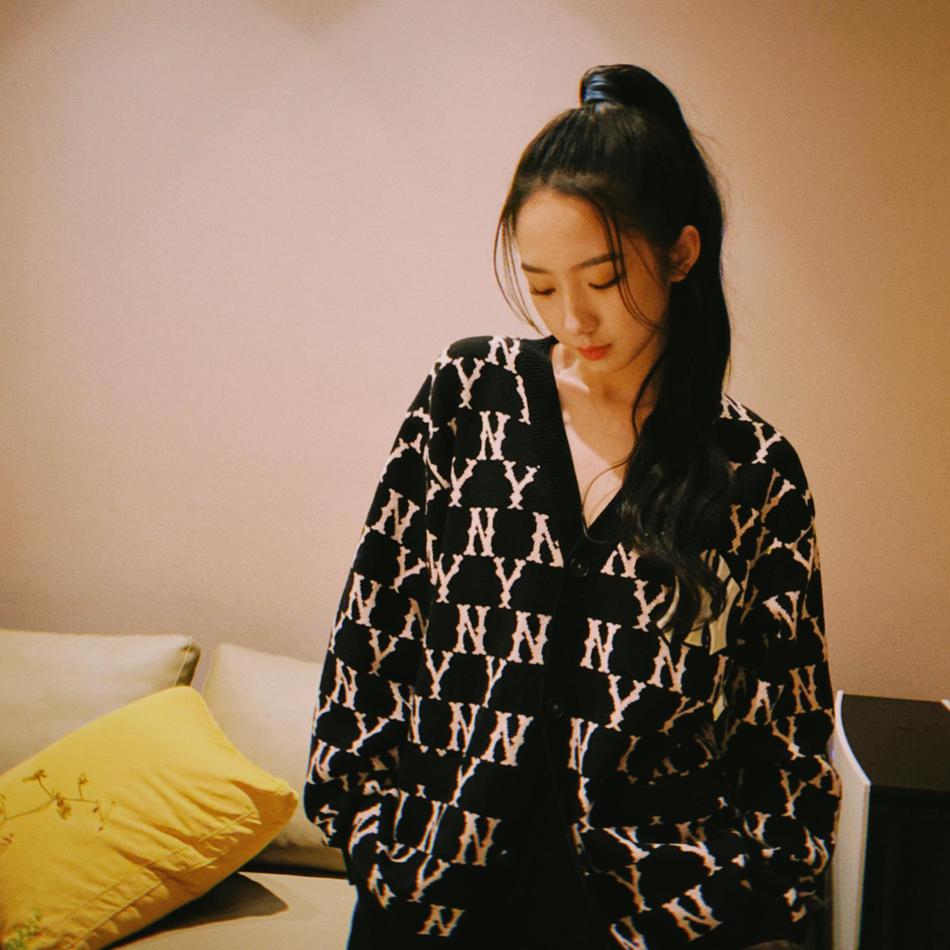 孟美岐上线营业 晒九宫格美照与向日葵同框