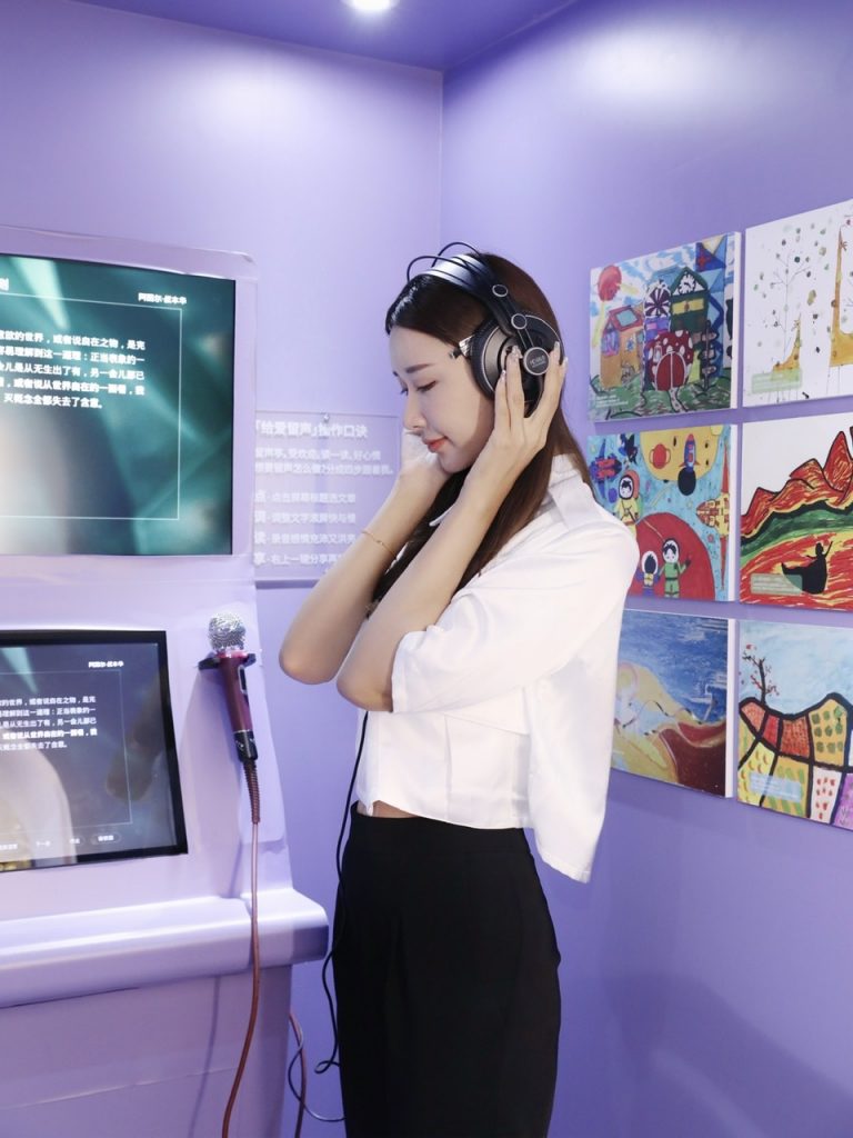 阿朵解锁新身份,邀你一同探索周大福1811给爱艺术展