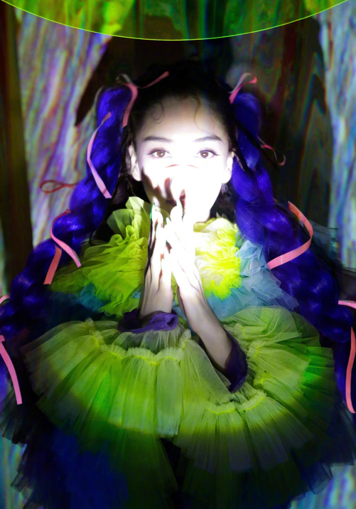 baby荧光幻境大片曝光 充满神秘未来感