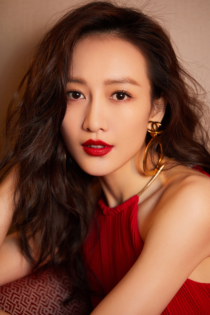 王鸥红裙写真浪漫似火烈焰红唇妩媚性感