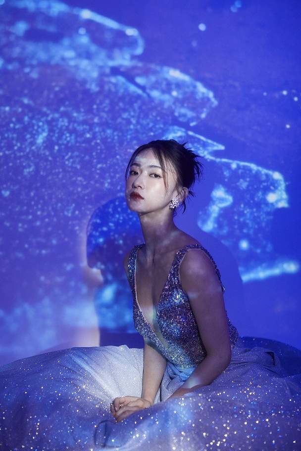 吴谨言穿深v星空渐变裙光影下优雅梦幻