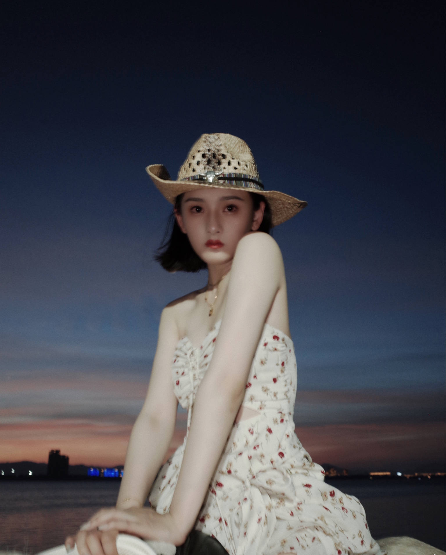宋祖儿海滩骑马 大秀美背妩媚动人