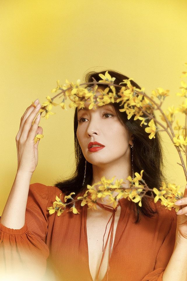 徐峥有福气！陶虹穿长裙人美气质佳