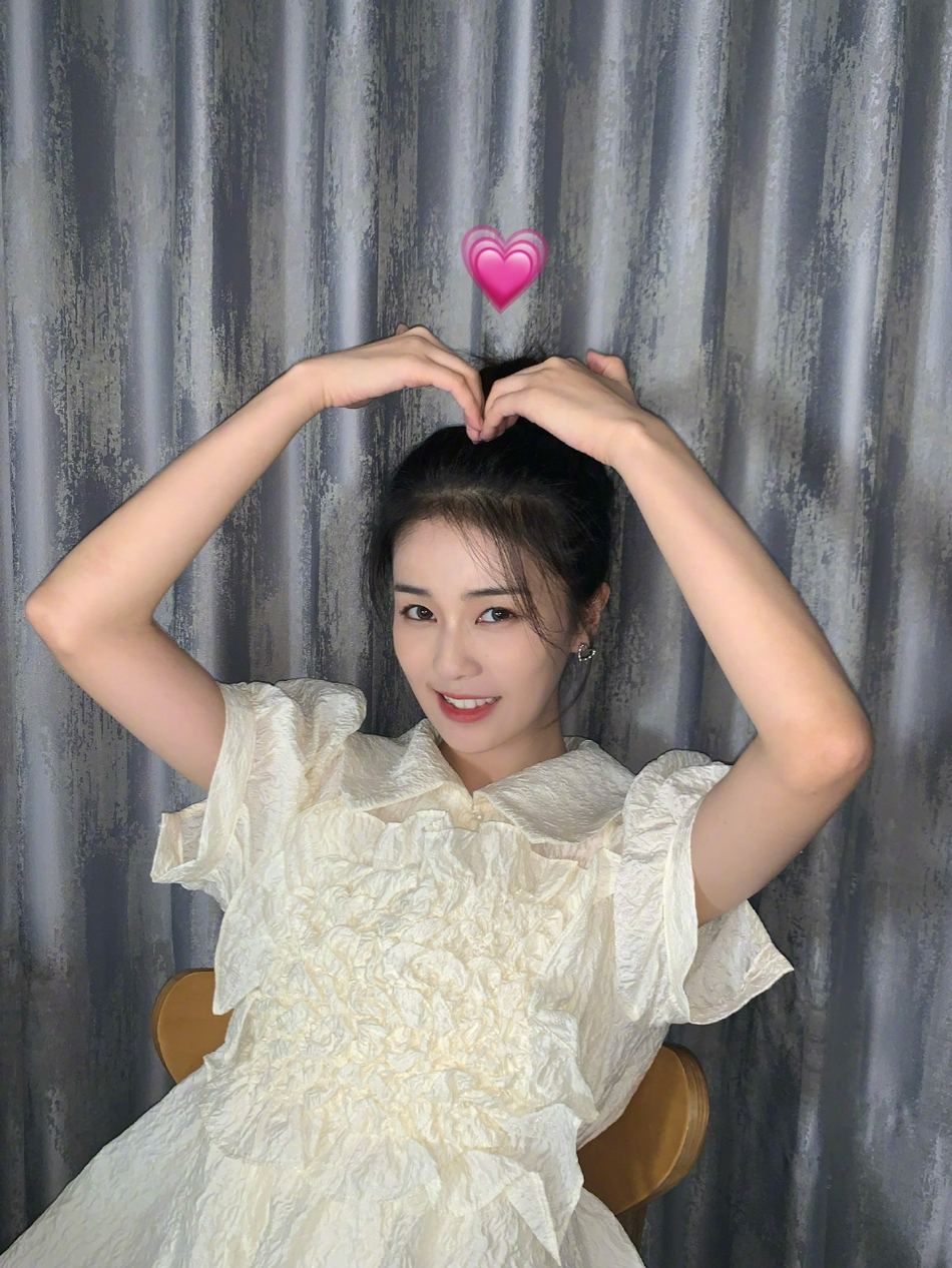 白鹿晒自拍 花式比心甜美可爱