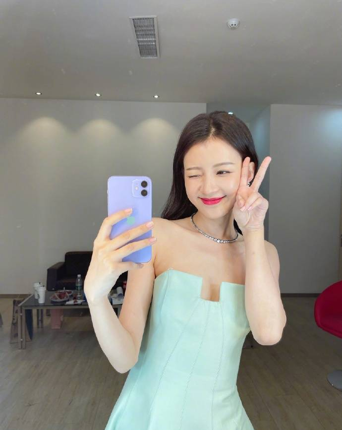 孙怡晒对镜自拍嘟嘴比耶表情搞怪可爱满分