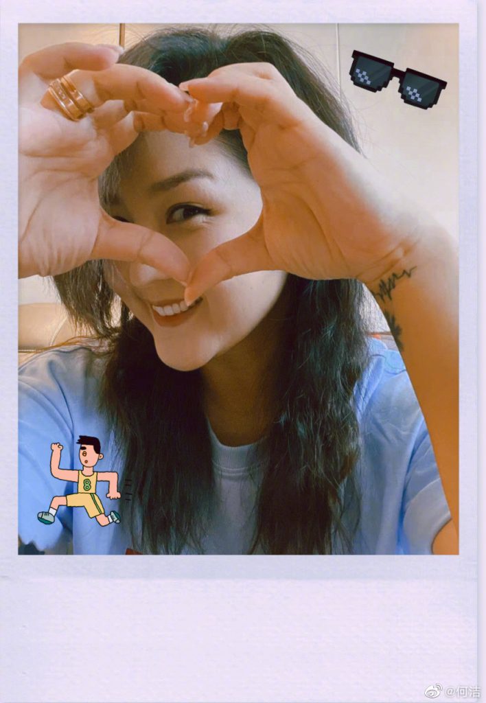 何洁为奥运健儿加油 甜美比心嘟嘴卖萌