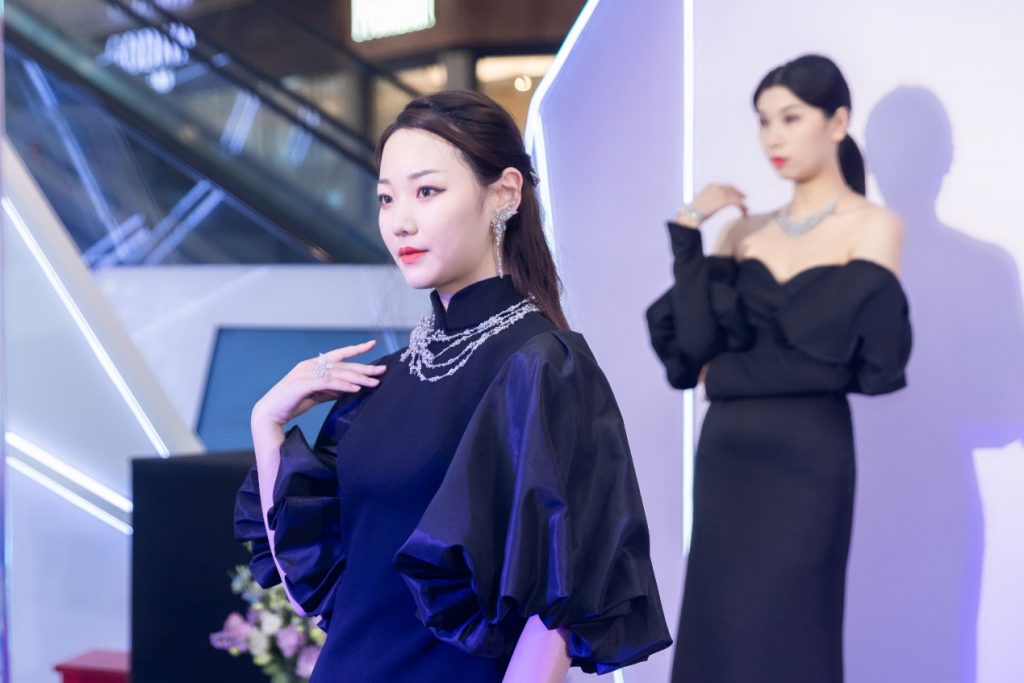 与美“丽”同行，王丽坤现身周大福钻石系列品鉴会