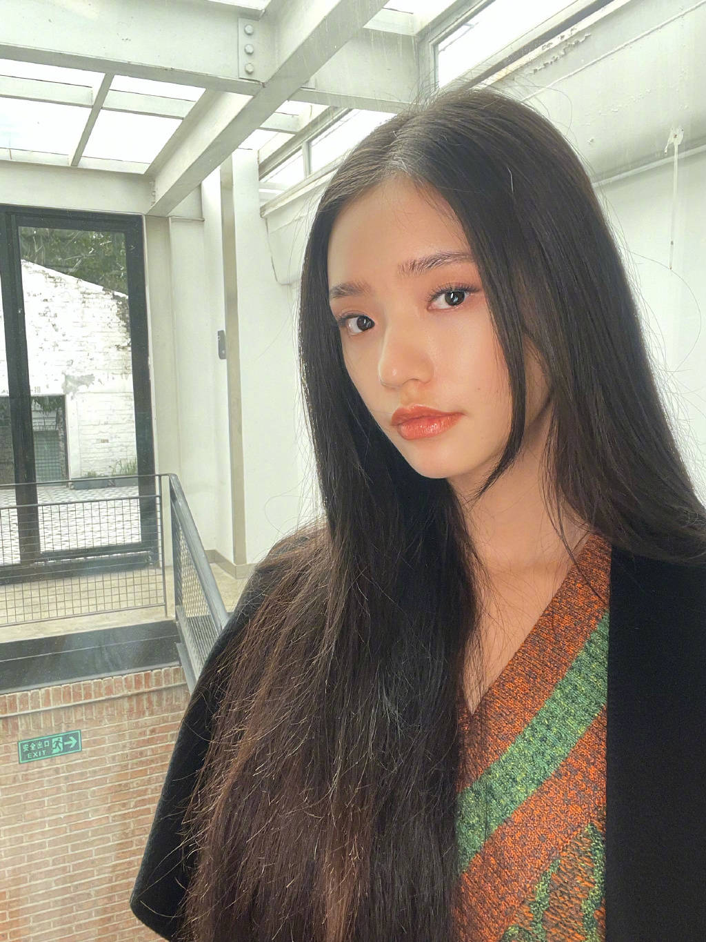 林允晒怼脸自拍照 笑容甜美皮肤状态佳