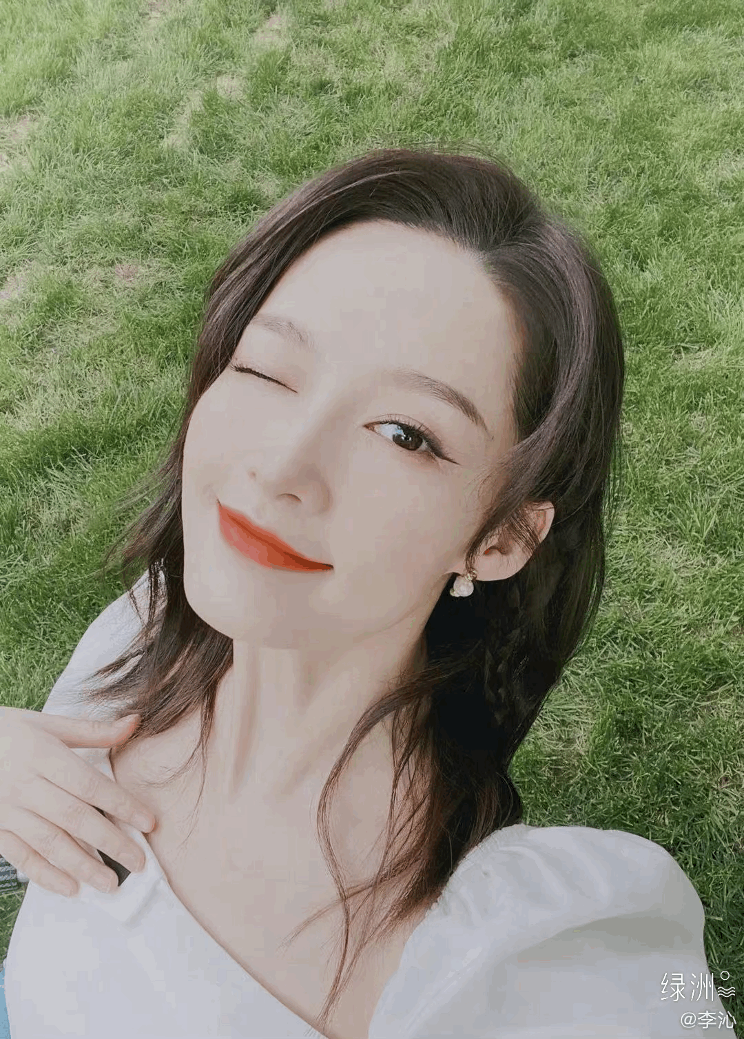 李沁晒夏日自拍 穿白裙甜笑wink氛围感十足