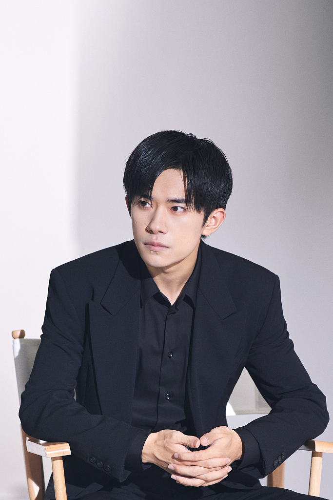 易烊千玺穿黑西装显霸总气息魅力十足