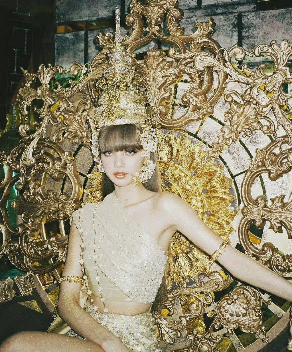 LISA戴金色头饰变女王 造型百变又酷又飒