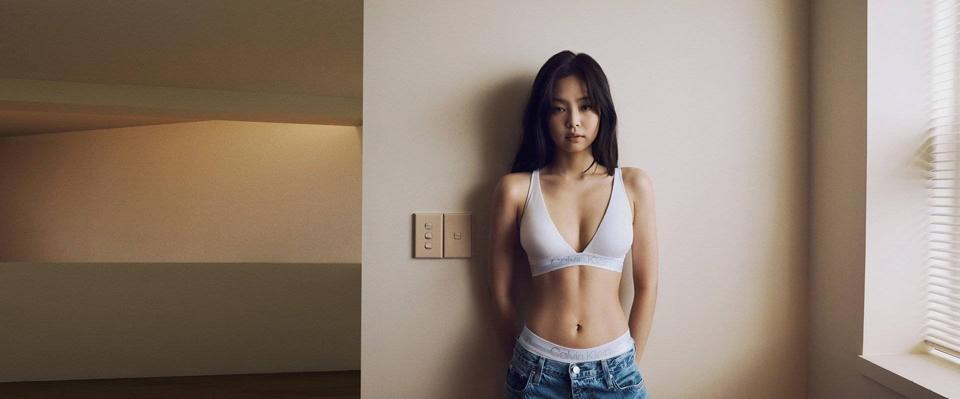 Jennie穿运动内衣秀细腰又美又飒 时髦甜辣