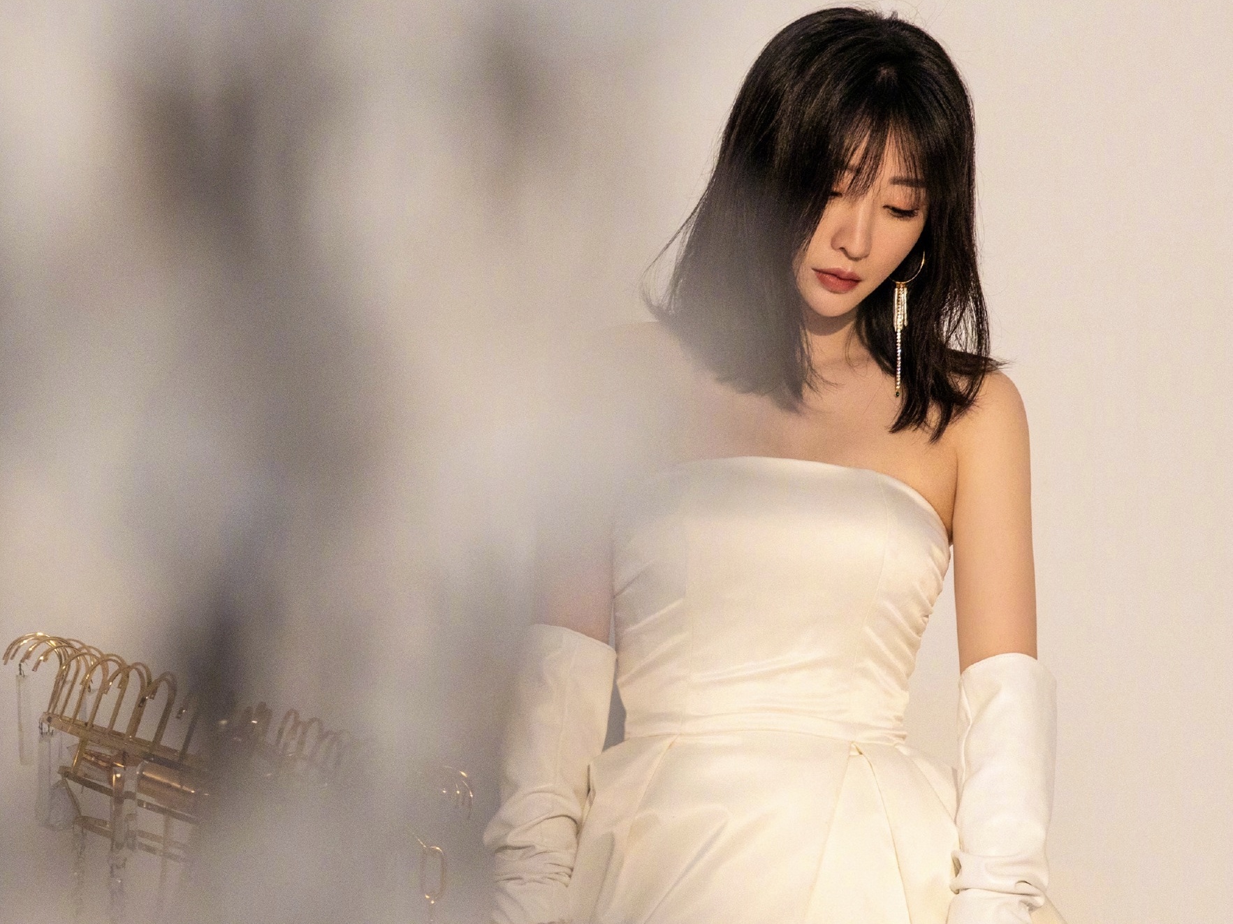 柳岩穿复古白色婚纱 高贵典雅美艳大方