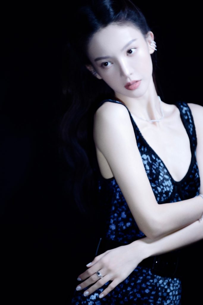 金晨穿丝绒吊带裙露光滑美背 身材完美