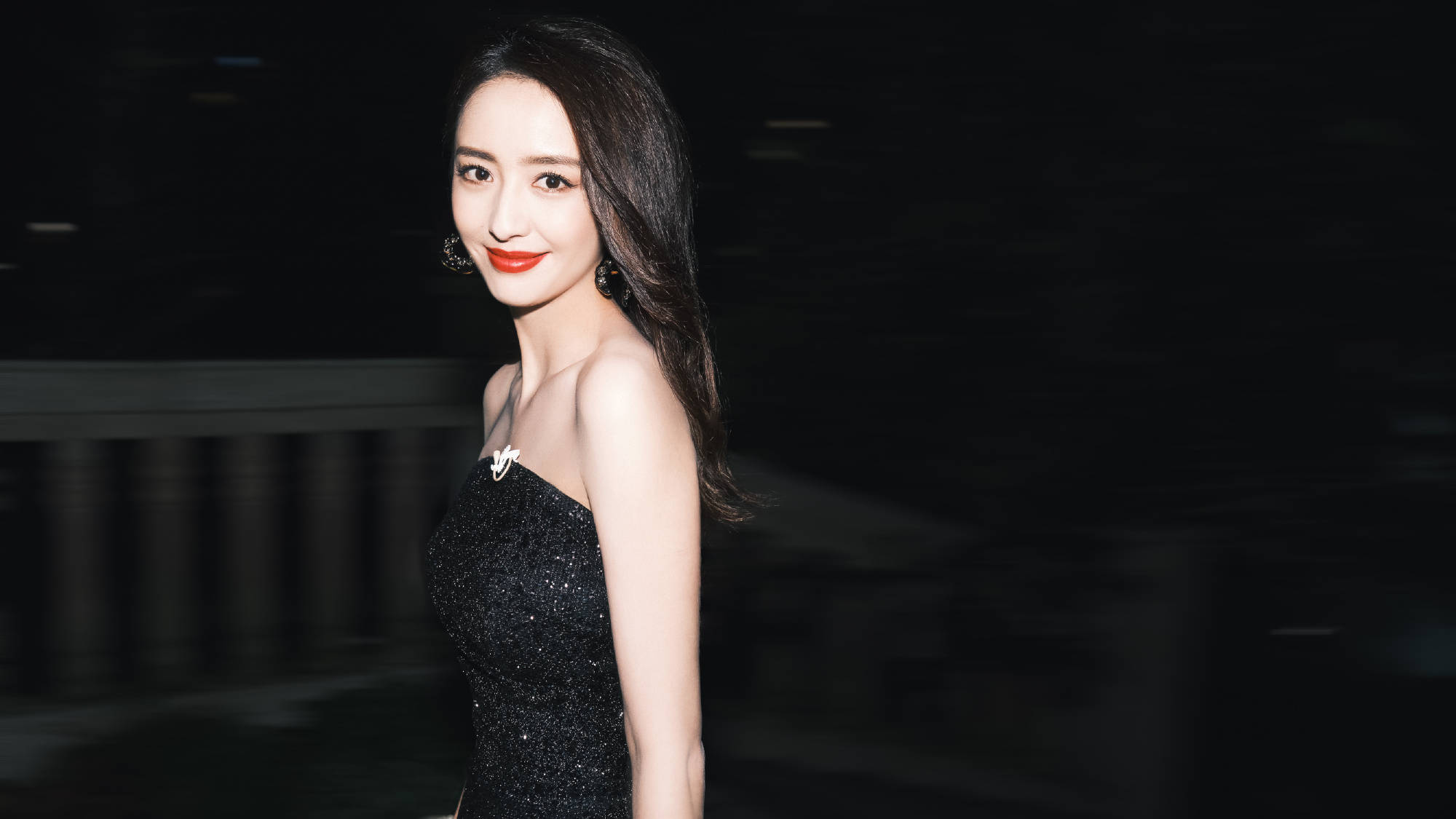 佟丽娅穿抹胸礼服秀锁骨 长卷发妩媚披肩