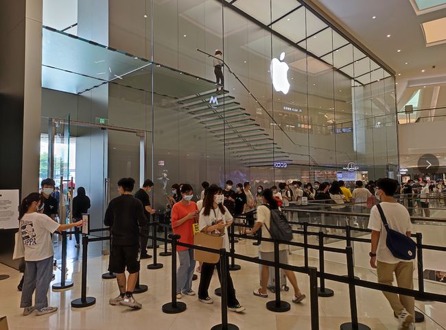 iPhone 13缺货，富士康员工国庆假期悠闲，零部件短缺制约苹果产业链