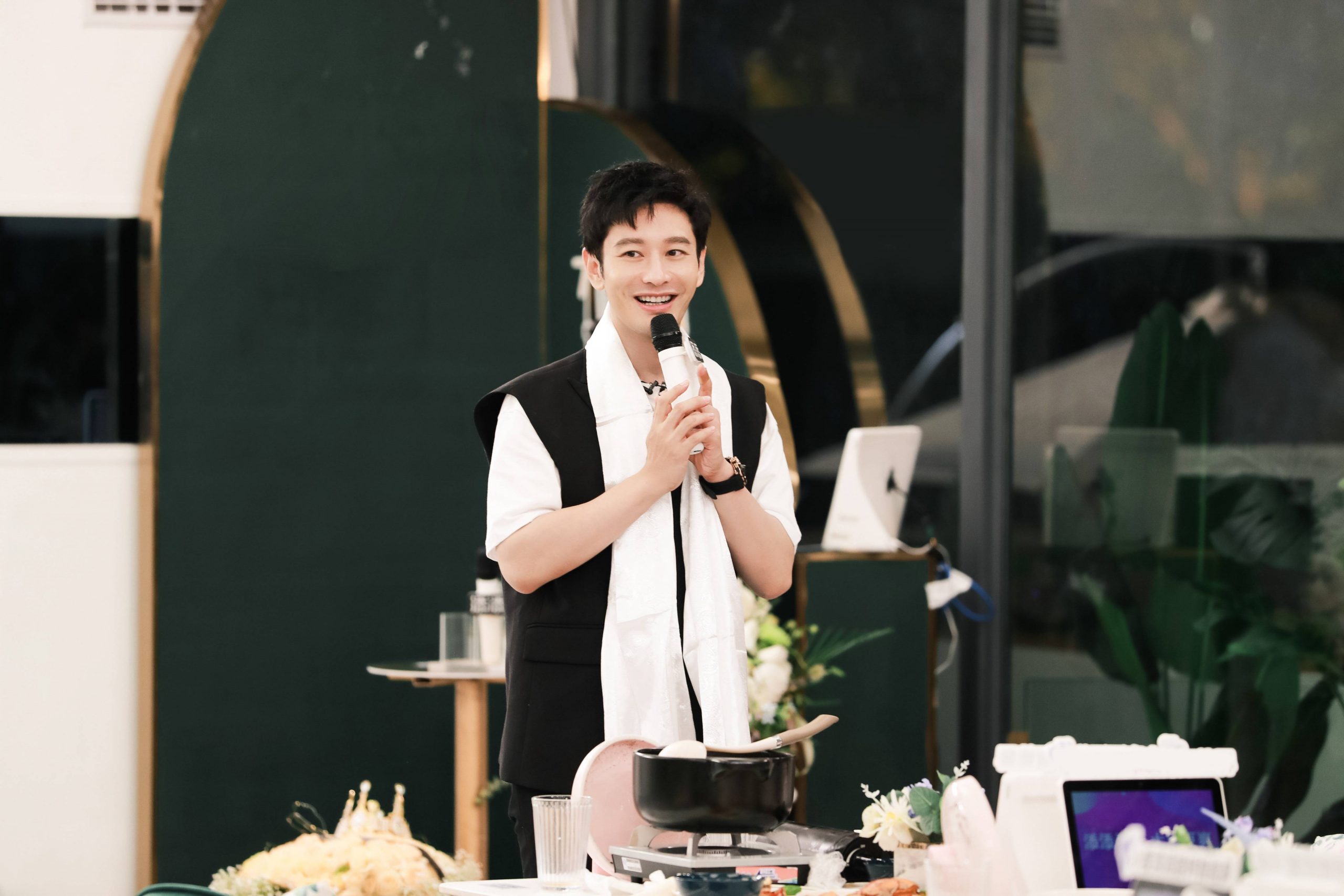 黄晓明戴黄框眼镜下颌线棱角分明 帅气迷人