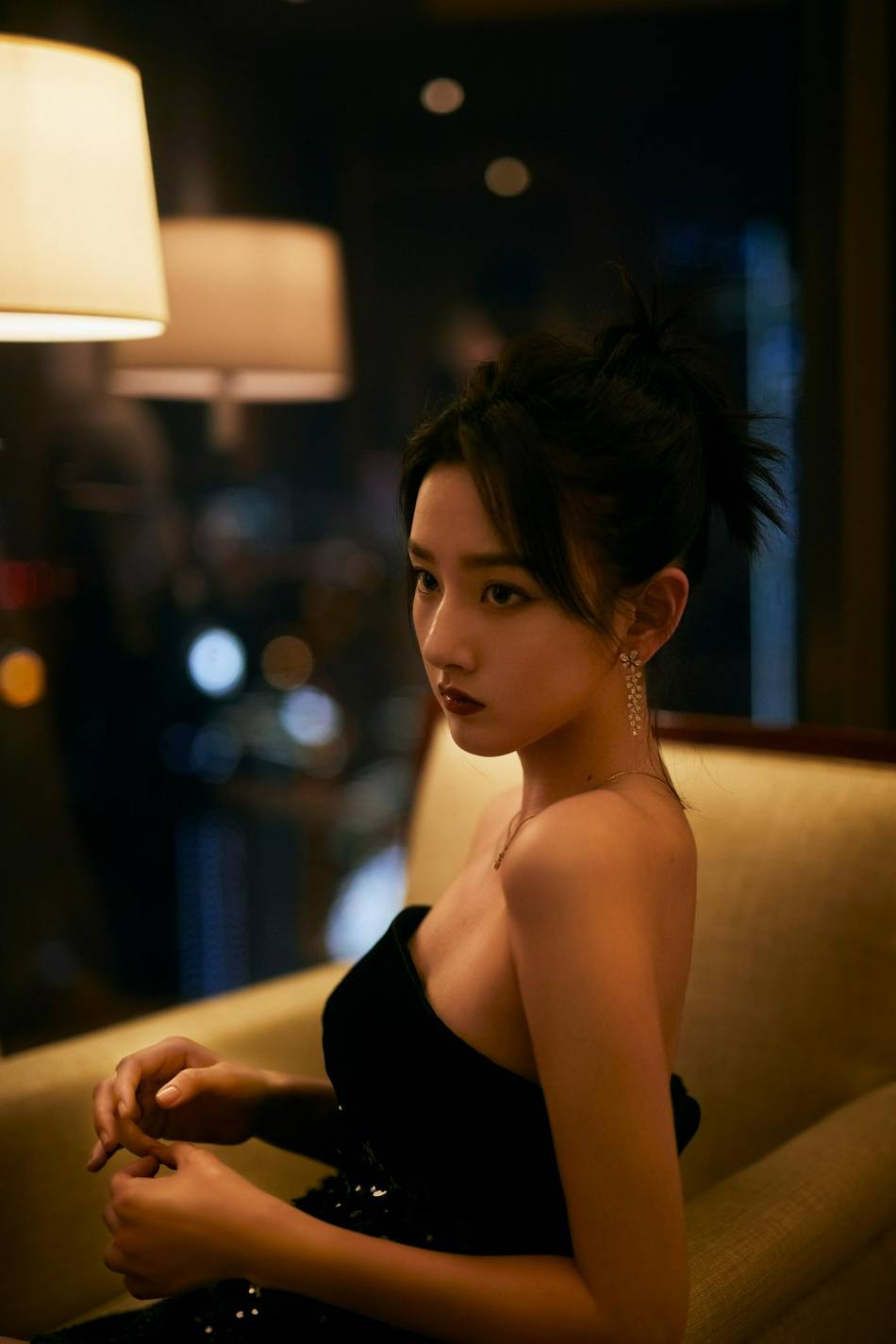 宋祖儿穿抹胸亮片长裙姿态优雅 氛围感十足