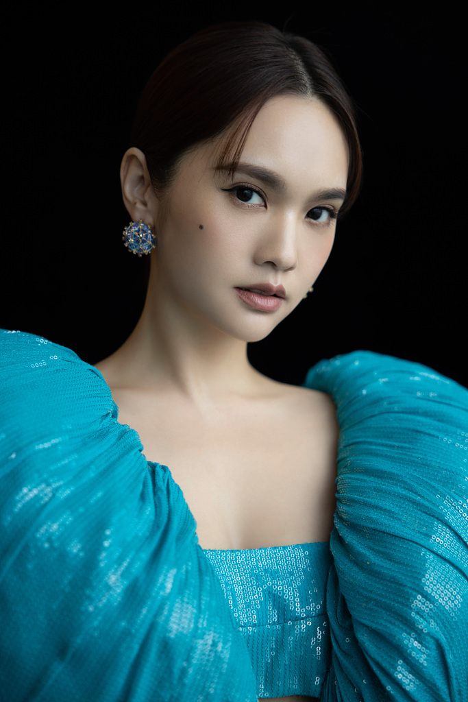 杨丞琳穿蓝色鱼鳞亮片裙散发迷人魅力