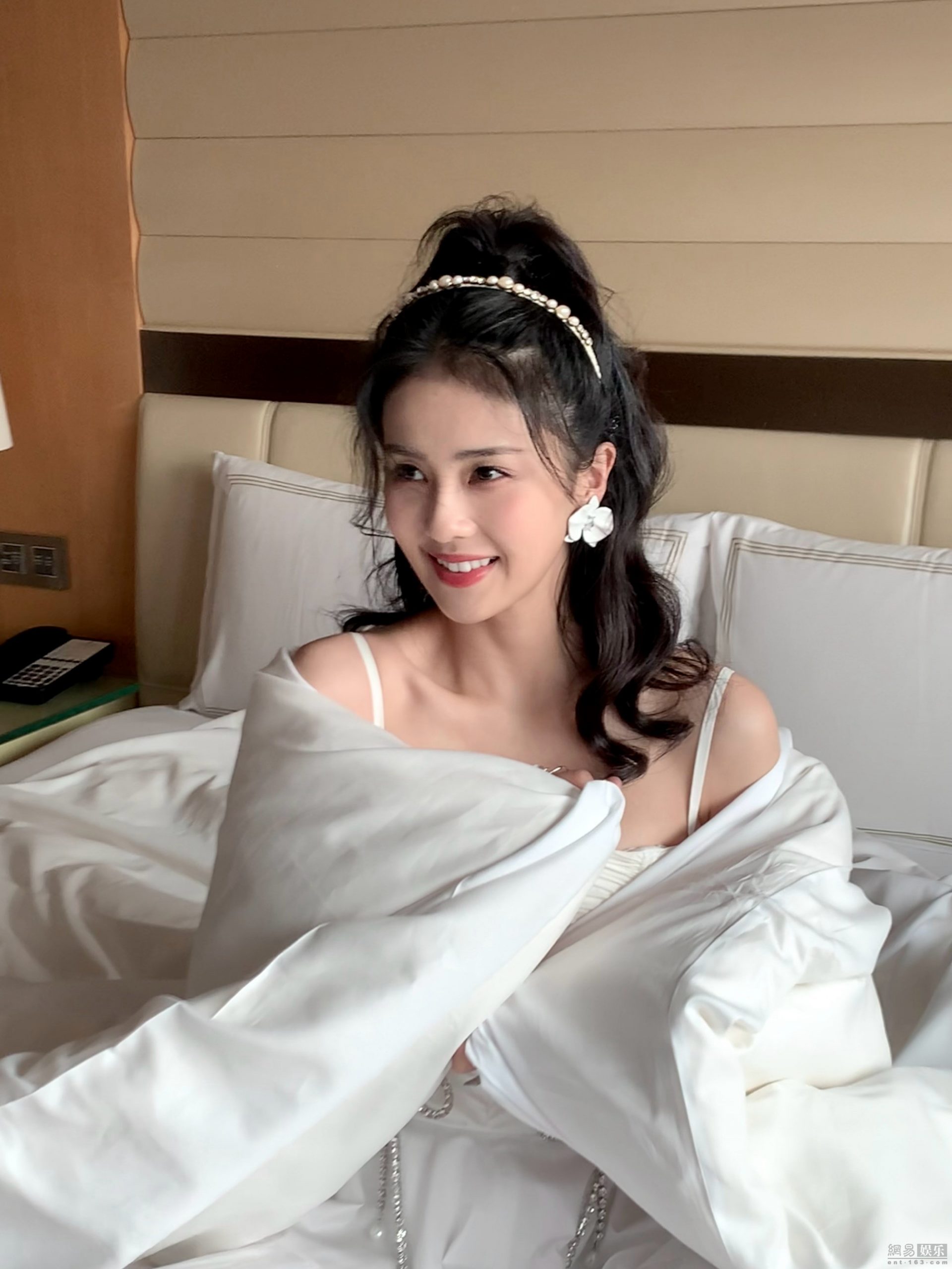 白鹿穿吊带配短裙清纯动人 摆pose娇俏可爱