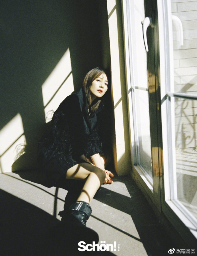 高圆圆干练造型显知性美光影间撩人心弦