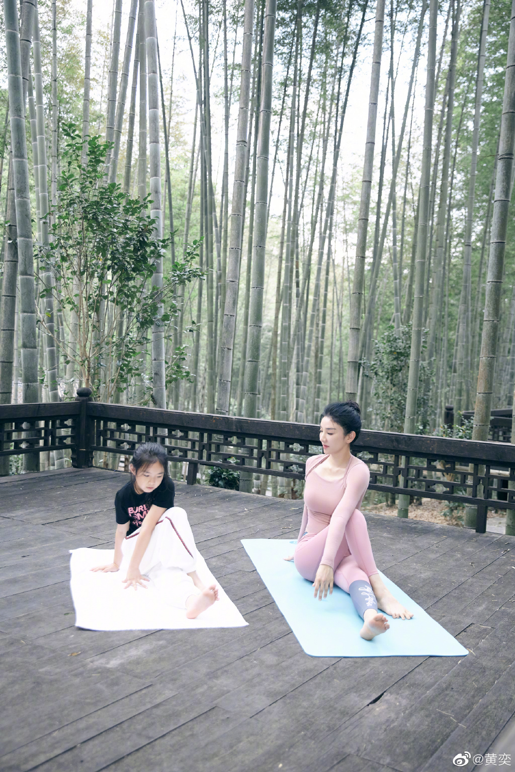 黄奕晒与女儿合照 母女一起做瑜伽动作标准