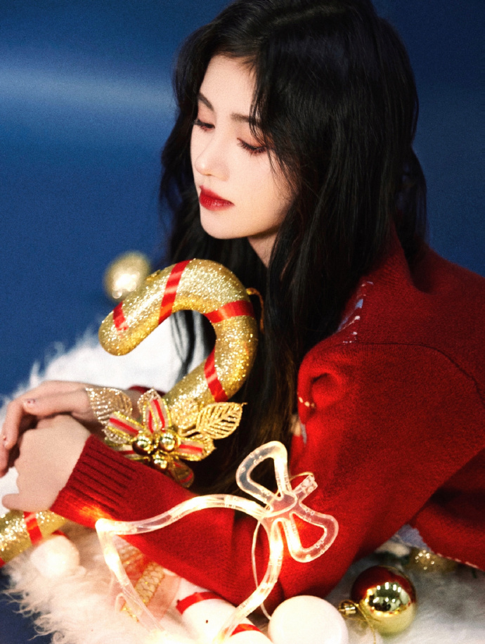 鞠婧祎圣诞写真曝光穿红色毛衣经典浪漫