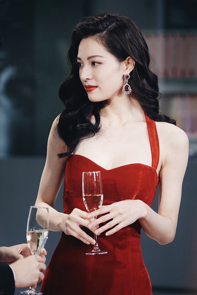 钟楚曦穿挂脖红裙配卷发 微微一笑美艳动人