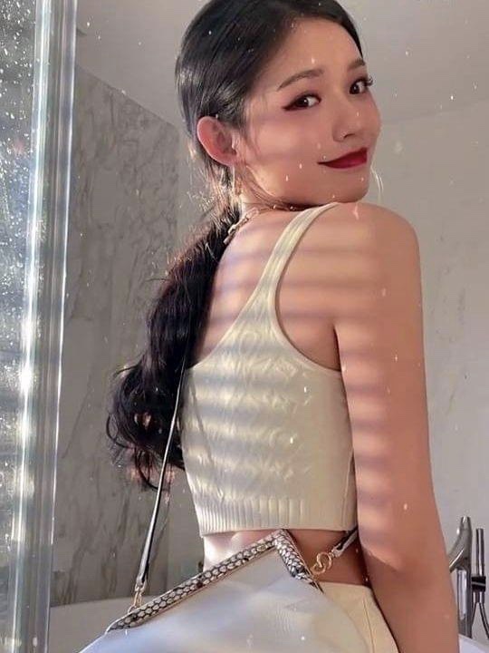 林允分享新年出街妆容超妩媚 露细腰吸睛