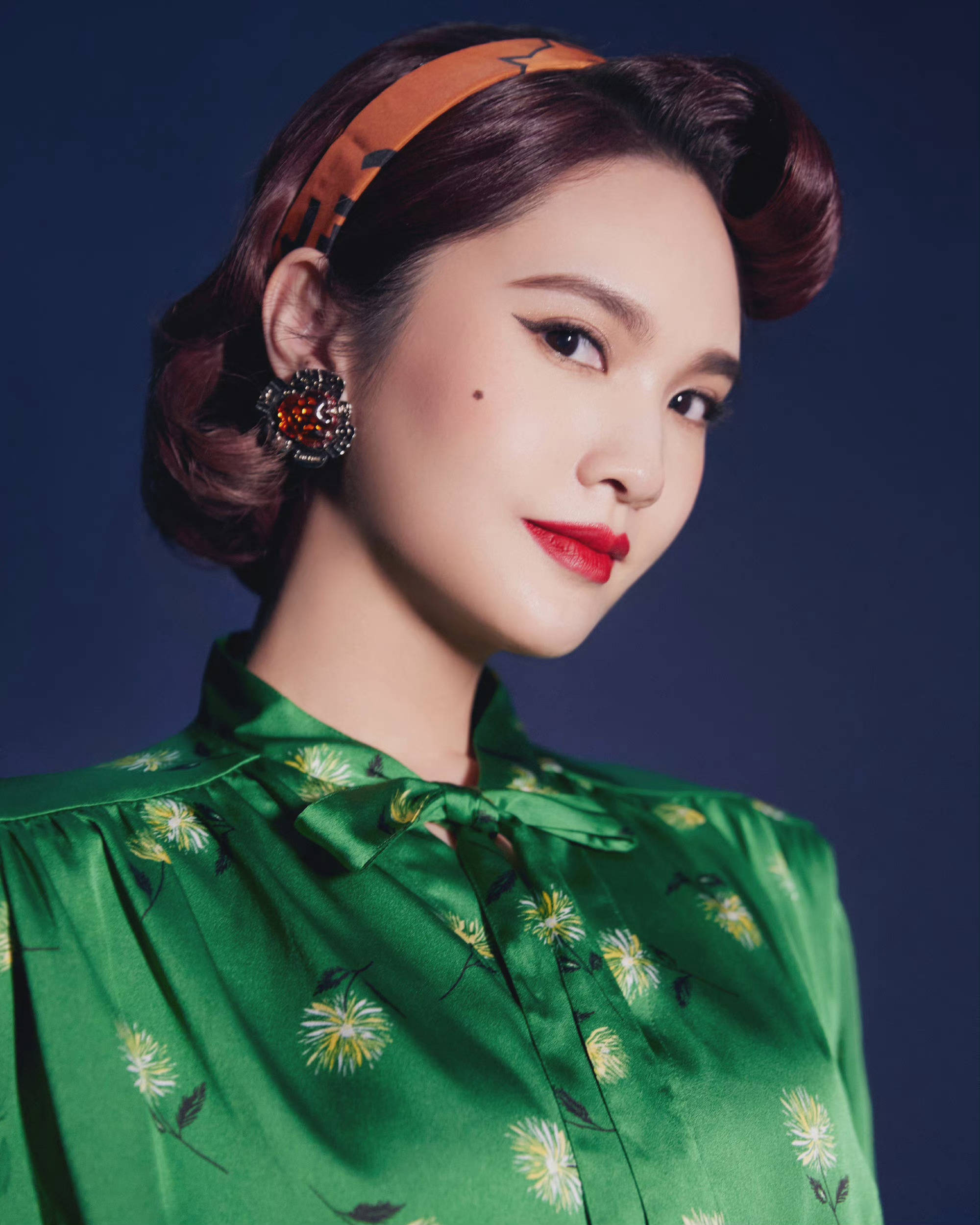 杨丞琳穿绿色衬衫配亮片裙 明艳优雅