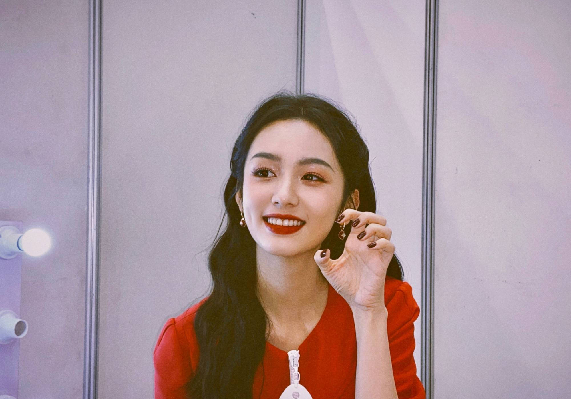 周也穿红衣美艳动人 手拿花束贵气十足