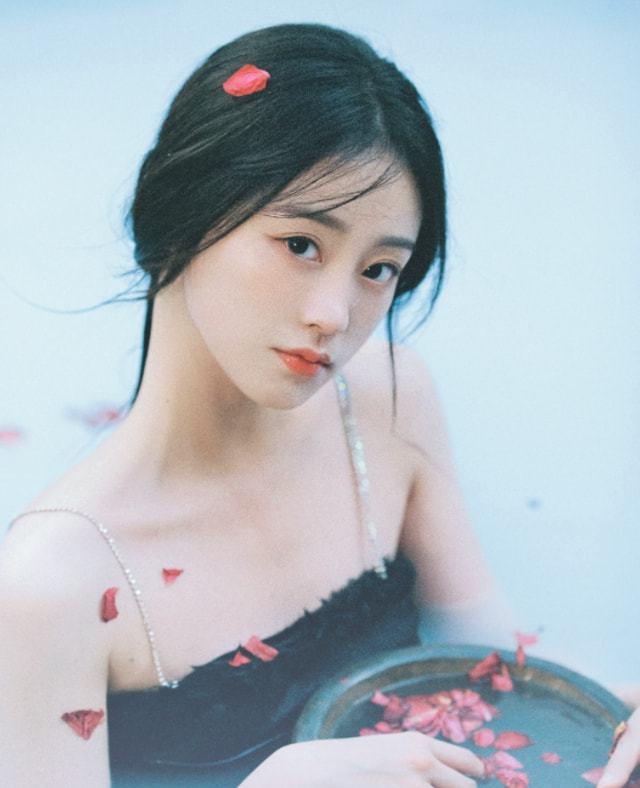 29岁祝绪丹晒温泉美照！浑身湿透秀香肩美背