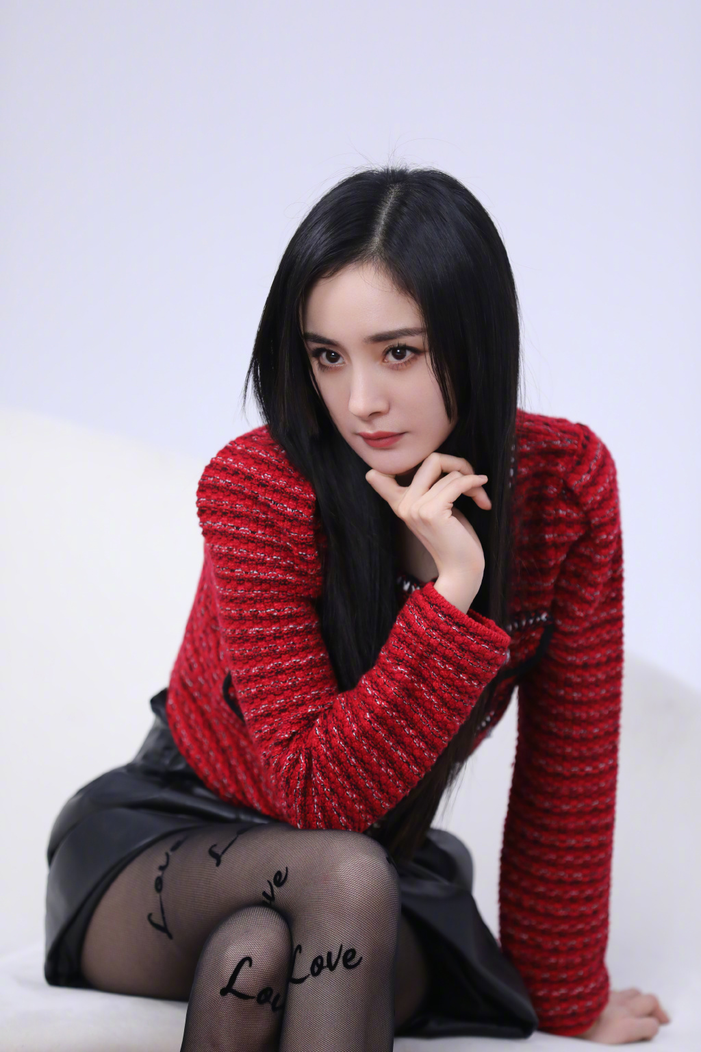杨幂工作花絮曝光 公主切造型纯欲感拉满 
