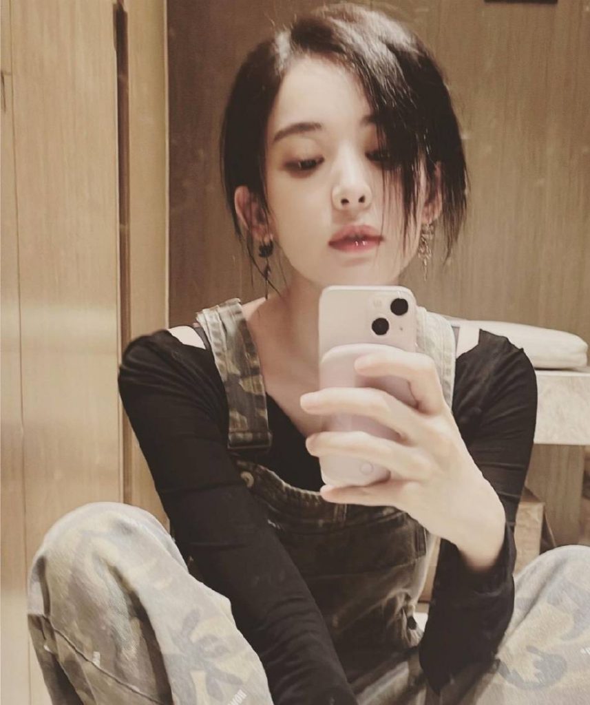 古力娜扎晒自拍照 五官精致肤白貌美 